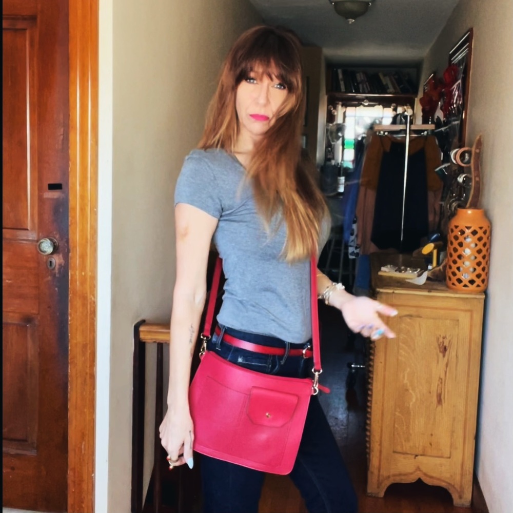 Simple Red Crossover - Picture 3 of 7